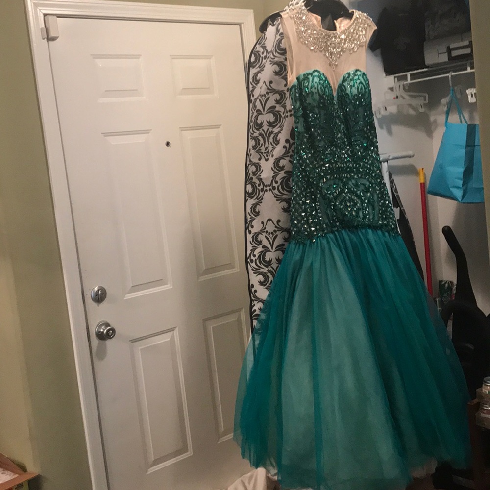 PROM DRESS 👗 - Picture 5 of 7